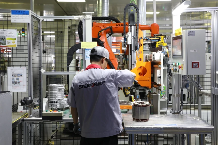 SIEKON production team assembling electric motors with KUKA robot
